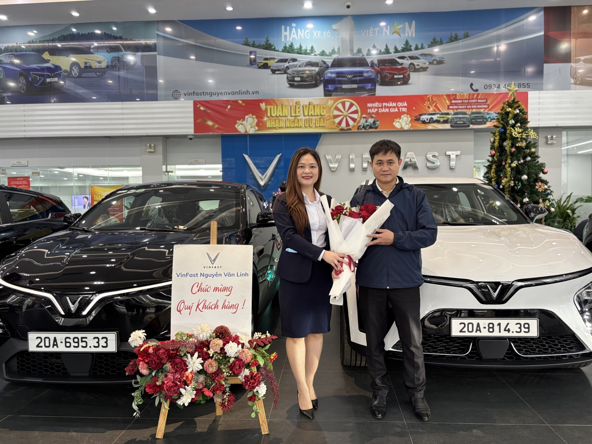 VinFast Nguyễn Văn Linh li&ecirc;n tục b&agrave;n giao xe đến tay kh&aacute;ch h&agrave;ng