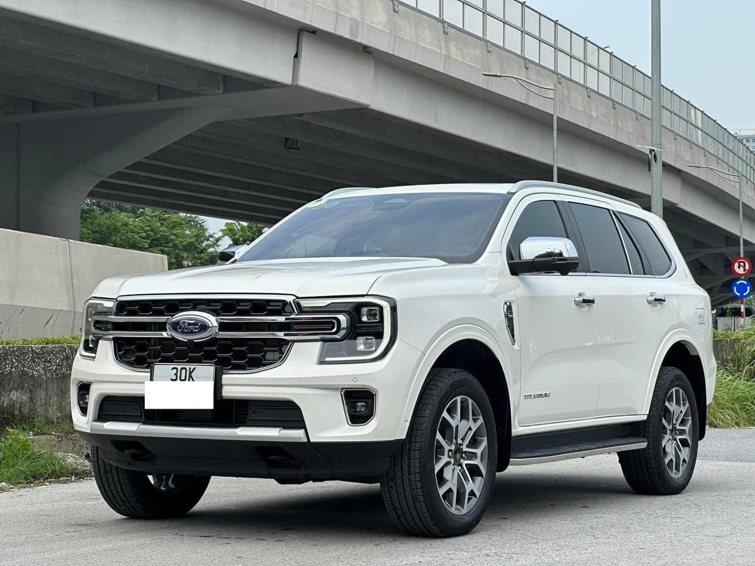 Ford Everest thiết kế sang trọng hiện đại 