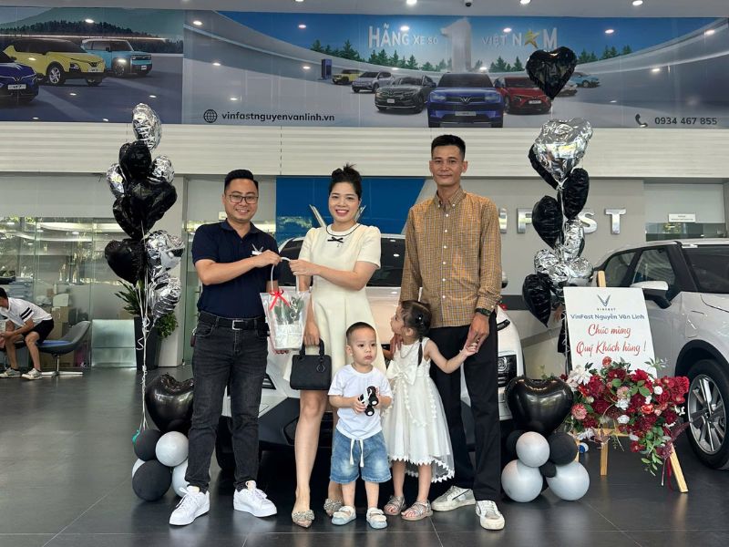 Lễ b&agrave;n giao xe tại Vinfast Nguyễn Văn Linh 